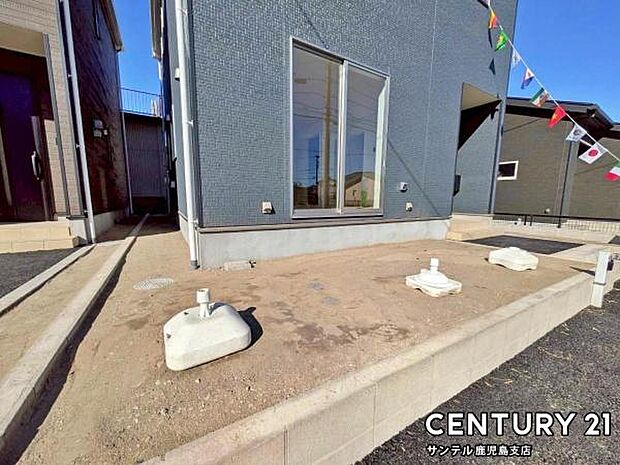 お休みの日は、お庭でガーデニングなど、自由に使える素敵なスペースです♪