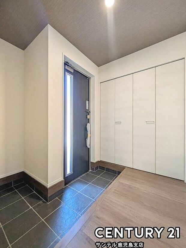 玄関には、たくさんの靴を収納できるシューズボックスが付いております♪いつも清潔感のあるすっきりとした玄関スペースを確保できますよ♪