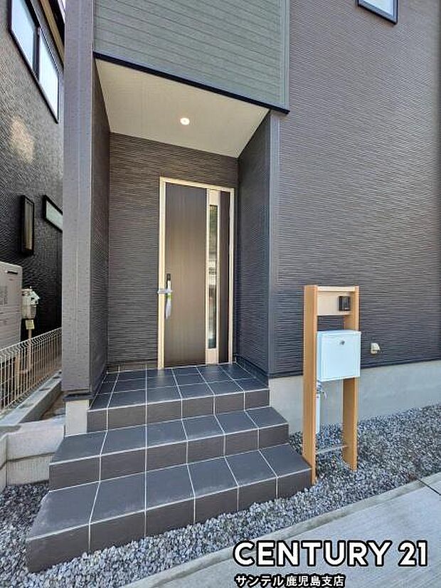 玄関ドアは便利なスマートキー対応タイプ♪鍵がポケットやバッグの中に入れっぱなしでも開錠・施錠が可能です!屋根があるので、ちょっとした雨の日でも鍵や傘の開け閉めができます♪