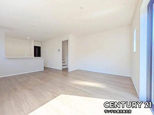 17.75帖のLDKです♪カウンターキッチンからリビングにいるご家族やお子様の様子が見えるので、コミュニケーションがとりながら、ご家族の大切な時間を共有できるリビングスペースです♪