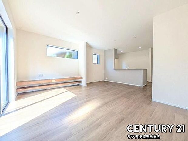 17.75帖のLDKです♪カウンターキッチンからリビングにいるご家族やお子様の様子が見えるので、コミュニケーションがとりながら、ご家族の大切な時間を共有できるリビングスペースです♪