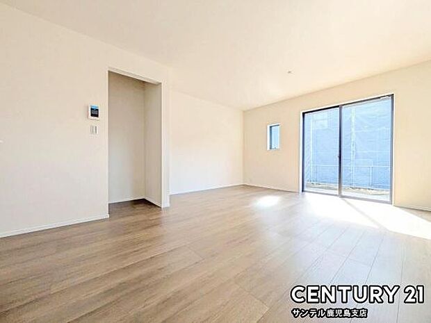 17.75帖のリビングです♪明るく、落ち着きのあるリビング♪ダイニングスペースも含めてゆとりのあるスペースで、ご家族でお食事や団らんしたり、ゆったりとしたご家族の時間を過ごせます♪