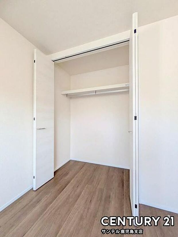 6帖洋室のクローゼットです♪丈の長いコートやお子様の制服、スーツなど収納でき、お洋服選びが楽しくなりますね♪