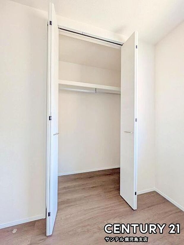 4.5帖洋室のクローゼットです♪丈の長いコートやお子様の制服、スーツなど収納でき、お洋服選びが楽しくなりますね♪