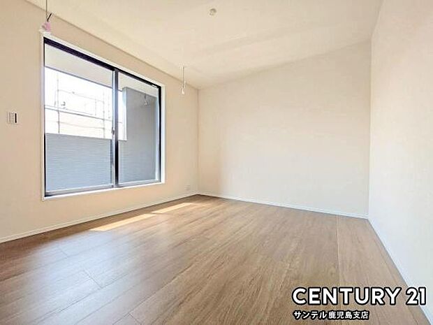 2階7.4帖の洋室です♪バルコニーとつながる洋室となっており、しっかり日が差し込みますので気持ちの良い目覚めができる素敵なお部屋です♪