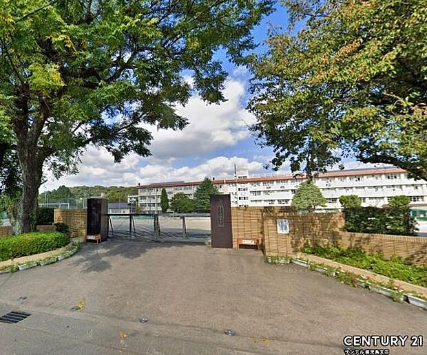 鹿児島市立伊敷中学校まで1600m