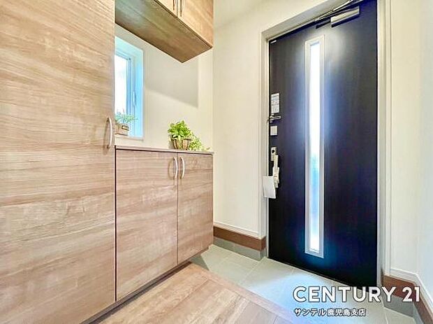 (同仕様モデル写真)玄関!ご新居への出入り口になる明るい玄関には、たくさんの靴を収納できるシューズボックスが付いております♪いつも清潔感のあるすっきりとした玄関スペースを確保できますよ♪