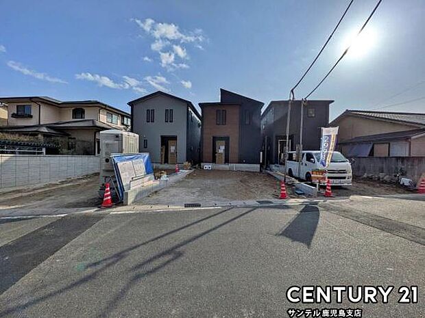 前面道路から撮影した現地写真です♪