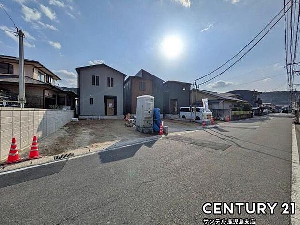 前面道路から撮影した現地写真です♪