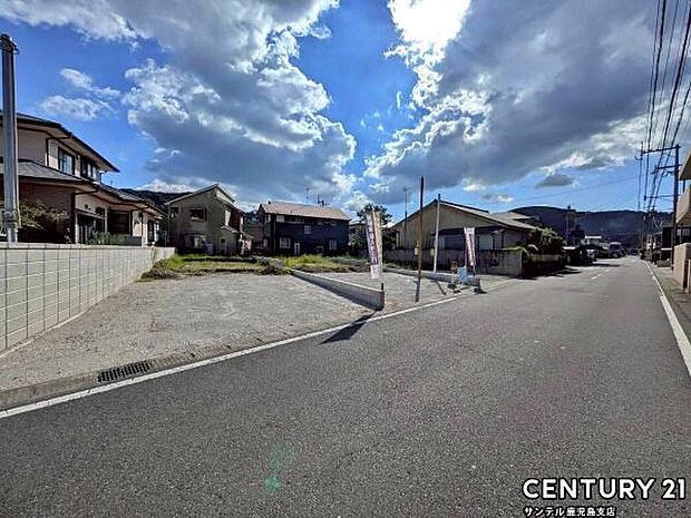 前面道路から撮影した現地写真です♪