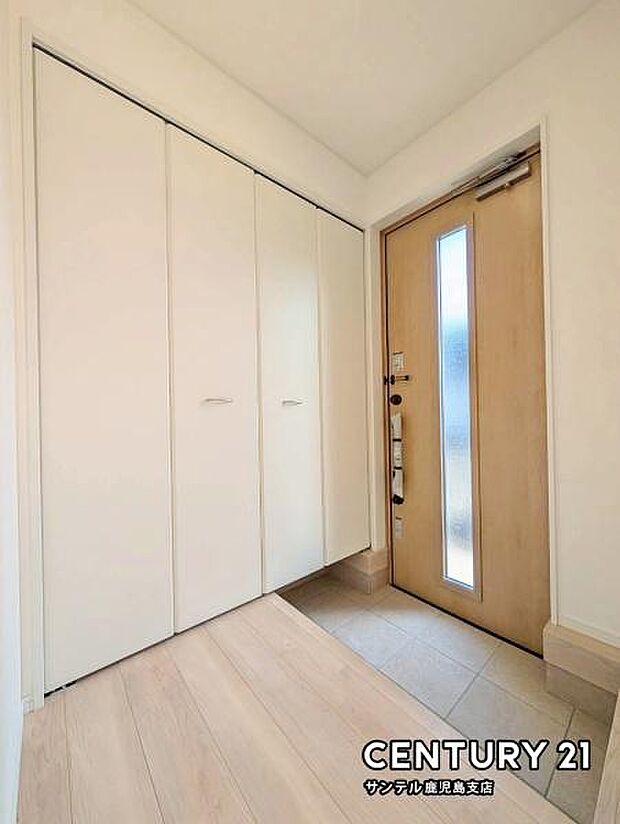 ご新居への出入り口になる明るい玄関には、たくさんの靴を収納できるシューズボックスが付いております♪いつも清潔感のあるすっきりとした玄関スペースを確保できますよ♪