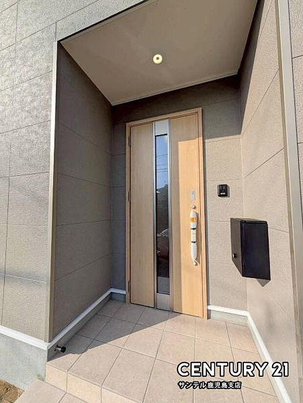 便利なスマートキー対応タイプでセキュリティ面でも安心なダブルロックドア玄関です♪屋根があるので、ちょっとした雨の日でも焦ることなく鍵や傘の開け閉めができます♪