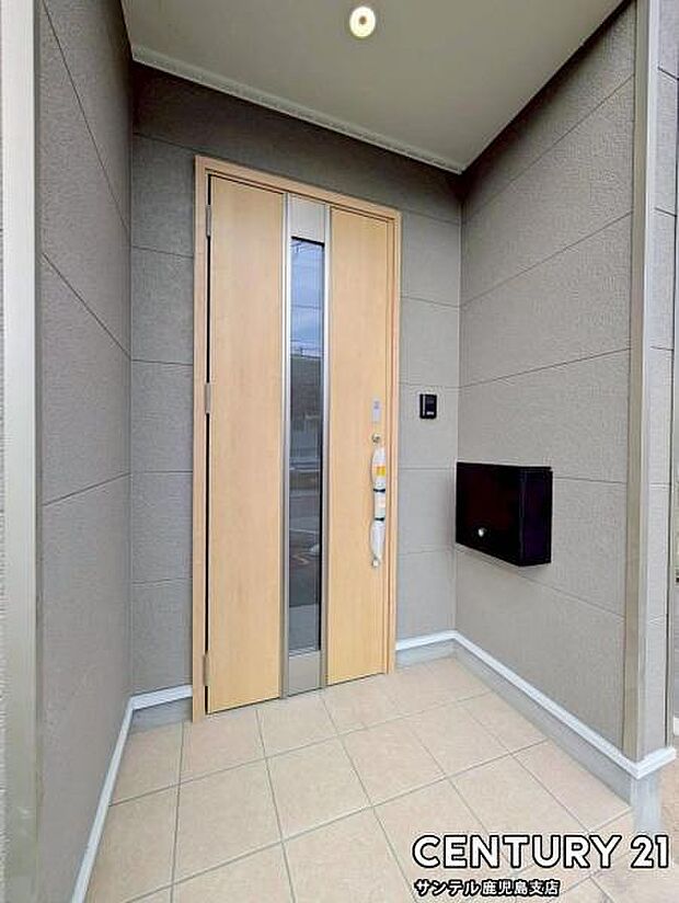 便利なスマートキー対応タイプでセキュリティ面でも安心なダブルロックドア玄関です♪屋根があるので、ちょっとした雨の日でも焦ることなく鍵や傘の開け閉めができます♪