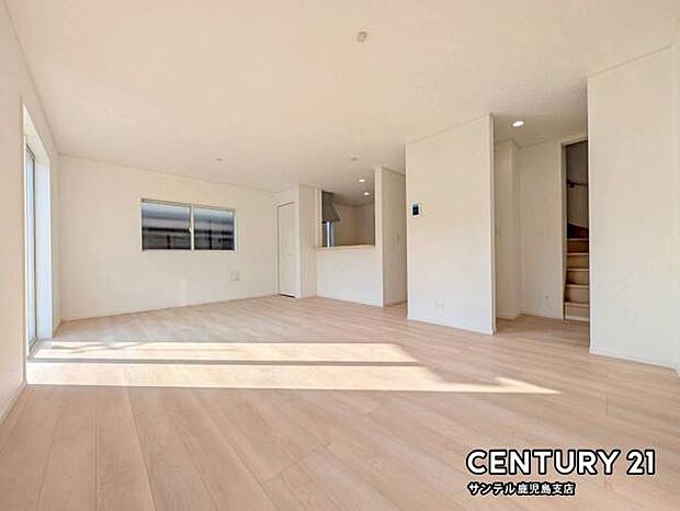 18.7帖の広々としたリビング♪カウンターキッチンからリビングにいるご家族やお子様の様子が見えるので、コミュニケーションがとりながら、ご家族の大切な時間を共有できるリビングスペースです♪