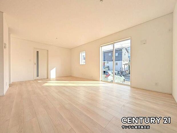 18.7帖のリビングです♪明るく、落ち着きのあるリビング♪ダイニングスペースも含めてゆとりのあるスペースで、ご家族でお食事や団らんしたり、ゆったりとしたご家族の時間を過ごせます♪