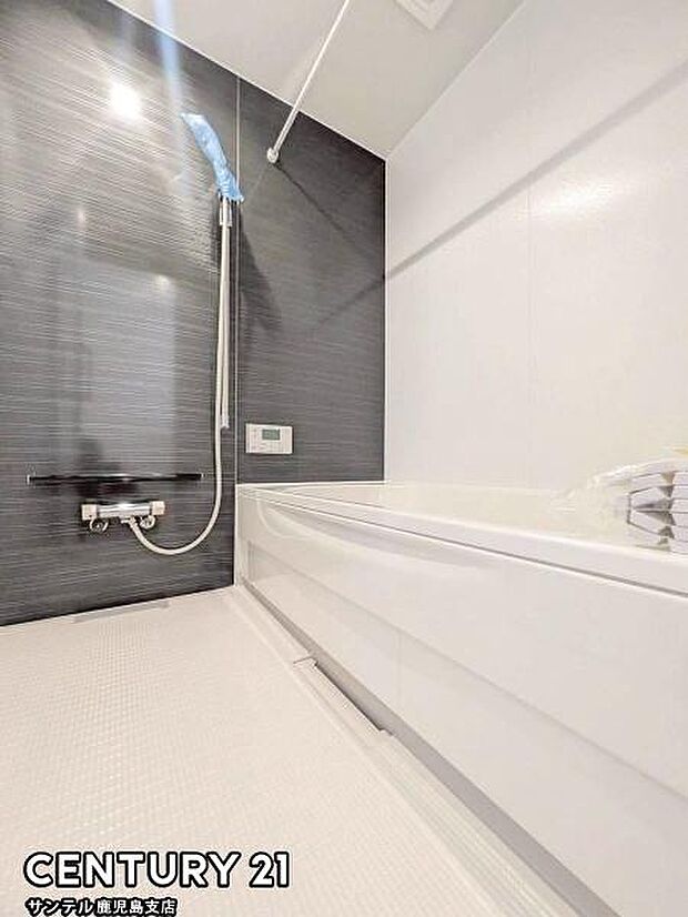 1日の疲れもゆっくり取ることのできる広々とした1坪タイプのシステムバス♪浴室乾燥、涼風、暖房、換気システムが付いておりますので、快適なバスタイムを過ごせます♪