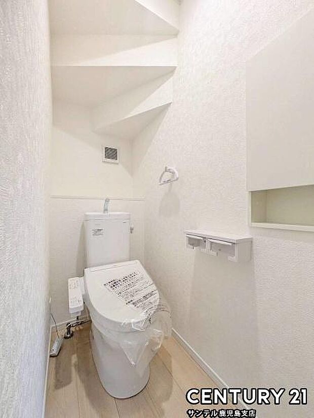 1階のウォシュレットが付いた落ち着いた空間のお手洗いになります♪