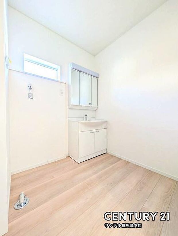 窓の付いた清潔感のあるシンプルな洗面脱衣所♪洗面台は、三面鏡の裏も収納スペースが付いており、シャワーヘッド付き!