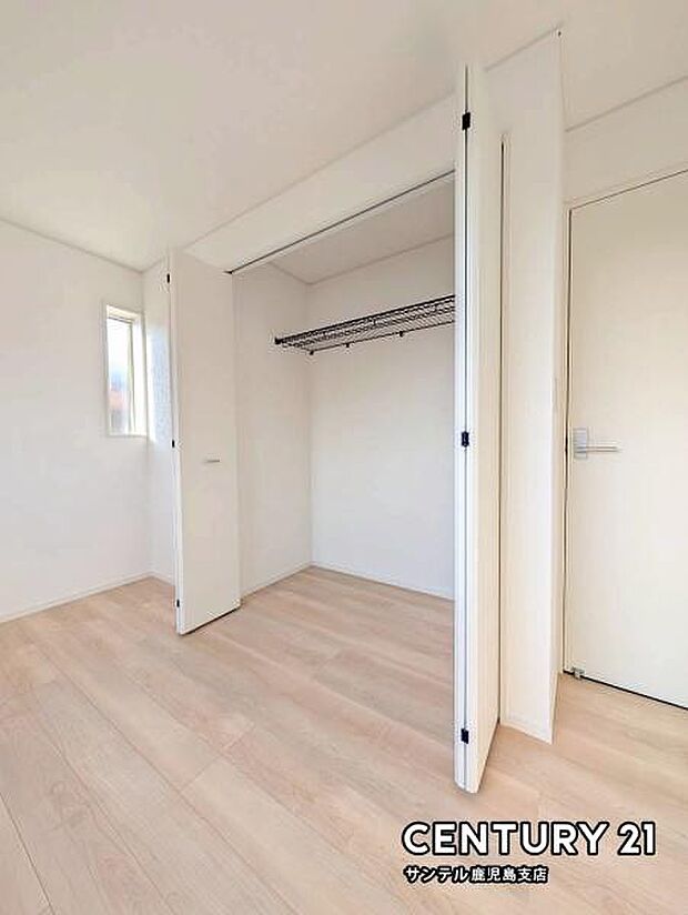 6.2帖洋室のクローゼットです♪丈の長いコートやお子様の制服、スーツなど収納でき、お洋服選びが楽しくなりますね♪