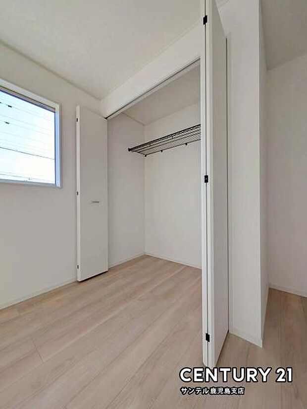 6帖洋室のクローゼットです♪丈の長いコートやお子様の制服、スーツなど収納でき、お洋服選びが楽しくなりますね♪