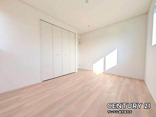 6.2帖の洋室です♪しっかり日が差し込みますので気持ちの良い目覚めができる素敵な洋室になります♪