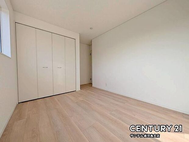 6帖の洋室です♪しっかり日が差し込みますので気持ちの良い目覚めができる素敵な洋室になります♪子供部屋にも十分使える仕様の洋室になっております♪