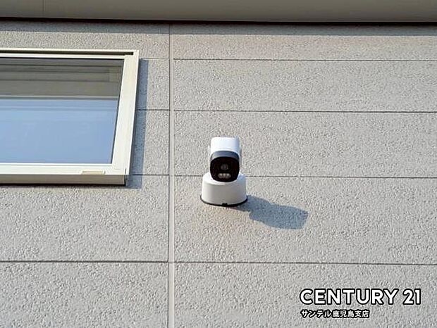 スマホアプリでいつでもどこでも確認できる防犯カメラ♪夜間は赤外線LEDで撮影、マイク付きで通話や録画でき、セキュリティー面も安心です♪