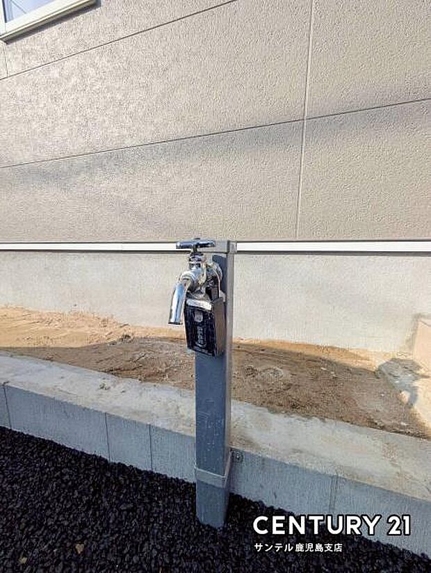 お庭や外回りでの作業に便利な立水栓を完備。ガーデニングや洗車、外掃除など、日常的に使えるので生活が便利に!清掃や水やりがスムーズに行えます。