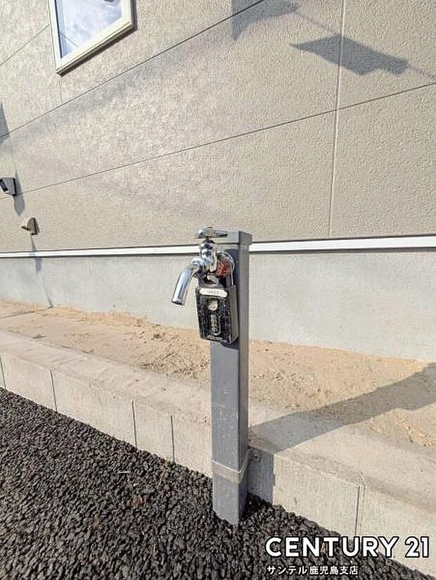 お庭や外回りでの作業に便利な立水栓を完備。ガーデニングや洗車、外掃除など、日常的に使えるので生活が便利に！清掃や水やりがスムーズに行えます。