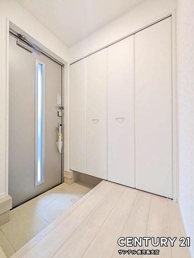 ご新居への出入り口になる明るい玄関には、たくさんの靴を収納できるシューズボックスが付いております♪いつも清潔感のあるすっきりとした玄関スペースを確保できますよ♪