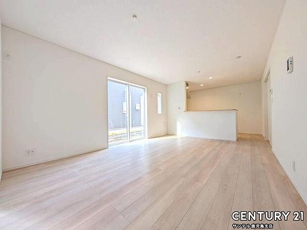 16.5帖の広々としたリビング♪カウンターキッチンからリビングにいるご家族やお子様の様子が見えるので、コミュニケーションがとりながら、ご家族の大切な時間を共有できるリビングスペースです♪