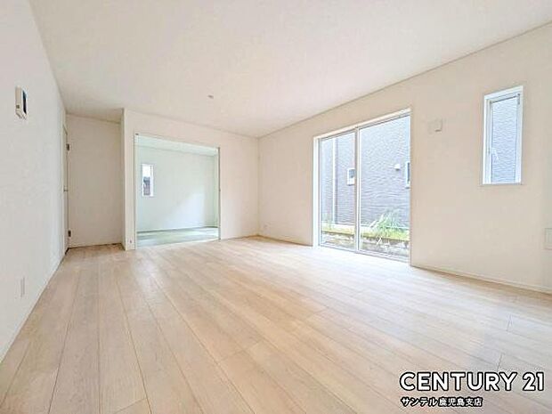 16.5帖のリビングです♪明るく、落ち着きのあるリビング♪ダイニングスペースも含めてゆとりのあるスペースで、ご家族でお食事や団らんしたり、ゆったりとしたご家族の時間を過ごせます♪