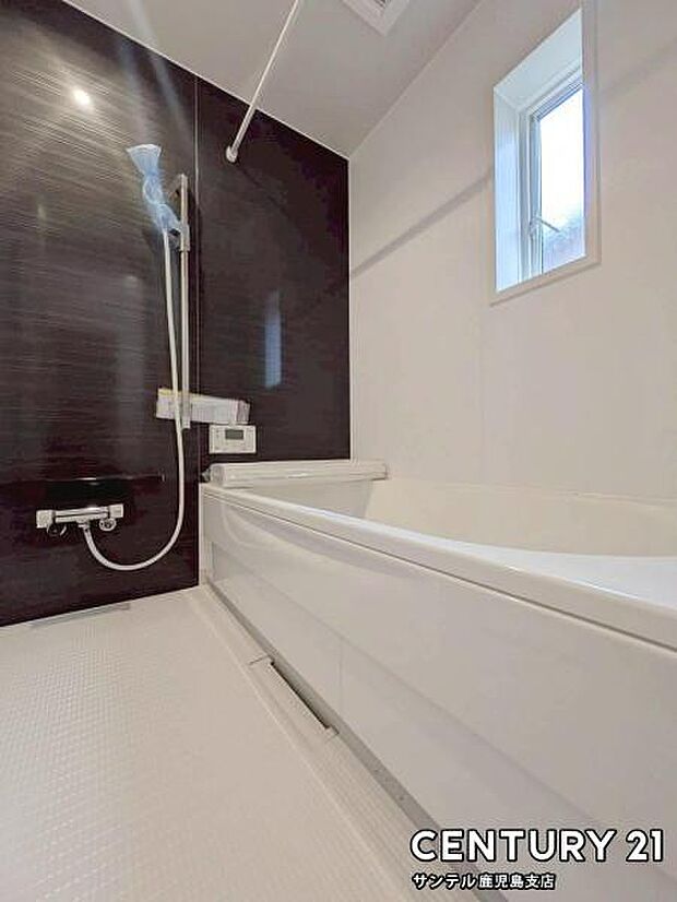 1日の疲れもゆっくり取ることのできる広々とした1坪タイプのシステムバス♪浴室乾燥、涼風、暖房、換気システムが付いておりますので、快適なバスタイムを過ごせます♪