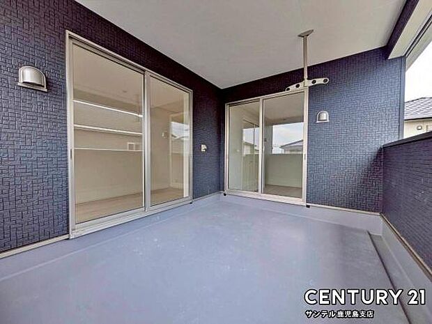 広々としたバルコニーには、屋根が付いておりますので突然の雨や小雨でも安心して洗濯物を干せますよ♪