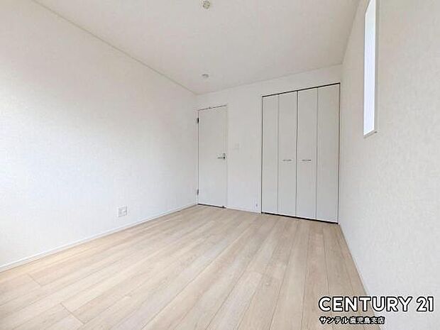 6帖の洋室です♪しっかり日が差し込みますので気持ちの良い目覚めができる素敵な洋室になります♪子供部屋にも十分使える仕様の洋室になっております♪