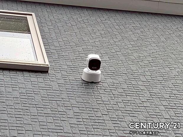 スマホアプリでいつでもどこでも確認できる防犯カメラ♪夜間は赤外線LEDで撮影、マイク付きで通話や録画でき、セキュリティー面も安心です♪