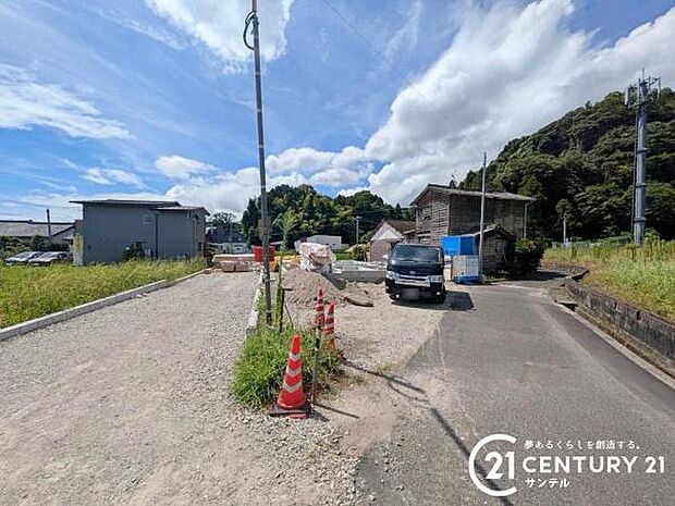前面道路から撮影した現地写真です♪