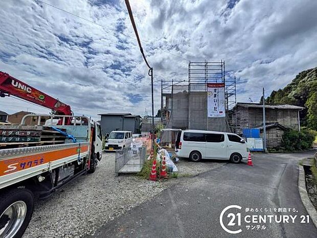 前面道路から撮影した現地写真です♪