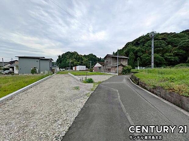 前面道路から撮影した現地写真です♪
