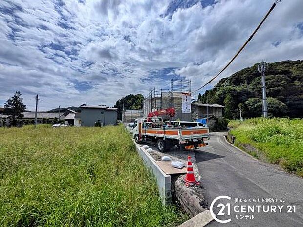 前面道路から撮影した現地写真です♪