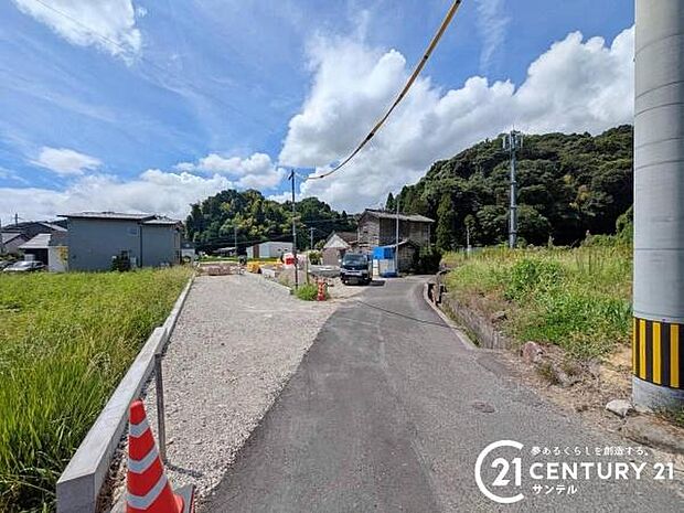 前面道路から撮影した現地写真です♪