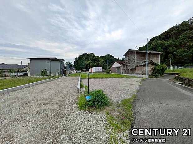前面道路から撮影した現地写真です♪