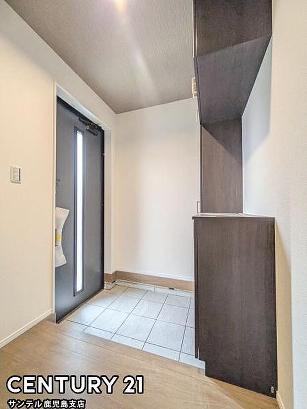 ご新居への出入り口になる明るい玄関には、たくさんの靴を収納できるシューズボックスが付いております♪いつも清潔感のあるすっきりとした玄関スペースを確保できますよ♪