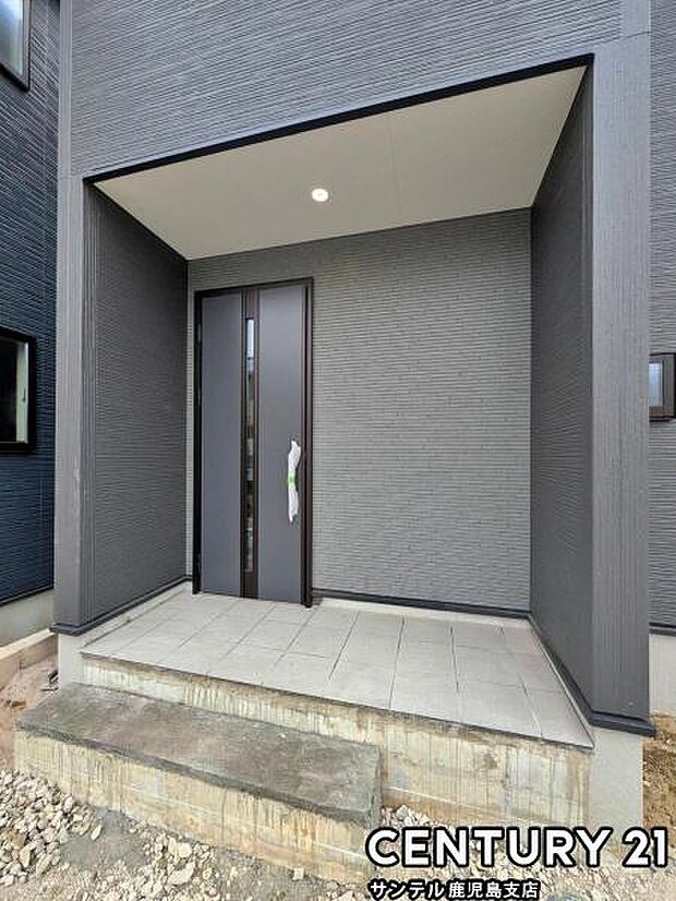 セキュリティ面でも安心なダブルロックドアの玄関です♪屋根があるので、ちょっとした雨の日でも焦ることなく鍵や傘の開け閉めができます♪※最終仕上げ前になります!