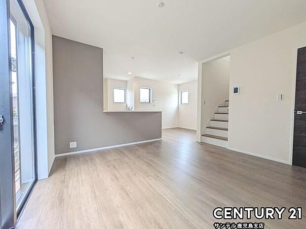 17帖のリビング♪カウンターキッチンからリビングにいるご家族やお子様の様子が見えるので、コミュニケーションがとりながら、ご家族の大切な時間を共有できるリビングスペースです♪