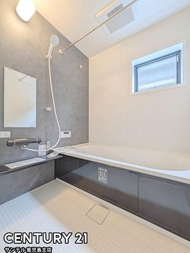 1日の疲れもゆっくり取ることのできる広々とした1坪タイプのシステムバス♪浴室乾燥、涼風、暖房、換気システムが付いておりますので、快適なバスタイムを過ごせます♪