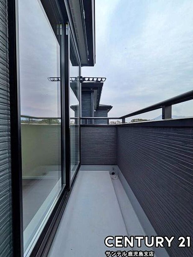 ぽかぽかした天気の良い日はバルコニーで洗濯物を外で干すことが出来ます♪