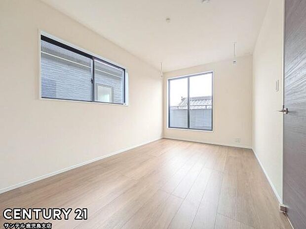 7.5帖の洋室です♪バルコニーとつながる洋室となっており、しっかり日が差し込みますので気持ちの良い目覚めができる素敵なお部屋です♪