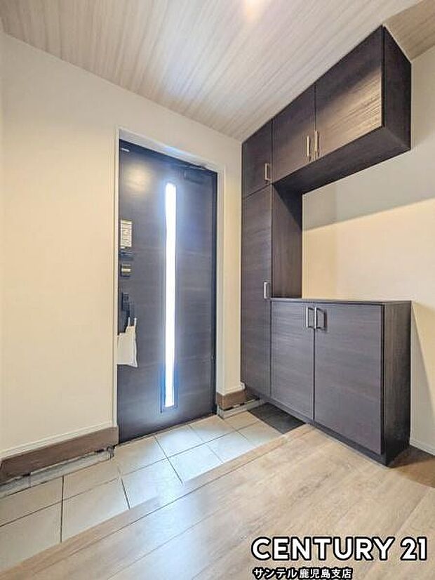 ご新居への出入り口になる明るい玄関には、たくさんの靴を収納できるシューズボックスが付いております♪いつも清潔感のあるすっきりとした玄関スペースを確保できますよ♪