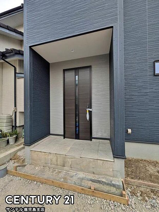 セキュリティ面でも安心なダブルロックドアの玄関です♪屋根があるので、ちょっとした雨の日でも焦ることなく鍵や傘の開け閉めができます♪※最終仕上げ前になります!
